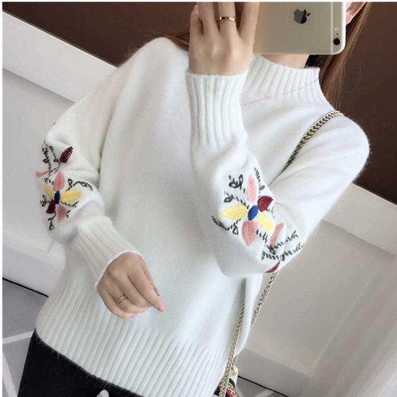 Pull Amandine™ à col mi-roulé brodé de fleurs