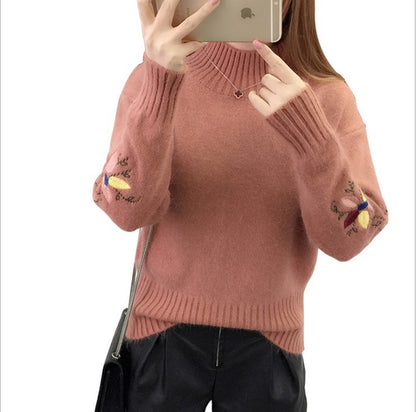 Pull Amandine™ à col mi-roulé brodé de fleurs